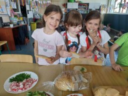 b_1024_768_0_00_images_2022_2023_Swietlica_Kanapki_342892104_155163930591277_5307884511005240211_n